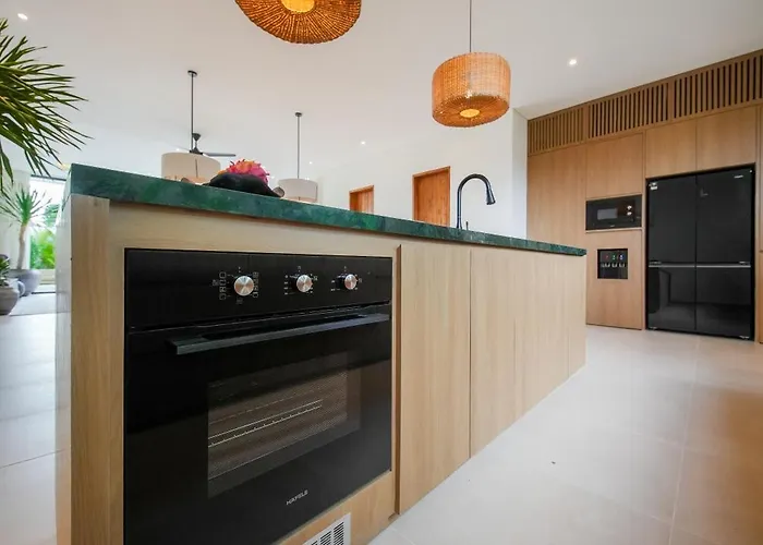 Luxury Living Meets Comfort 3br In 别墅 *
